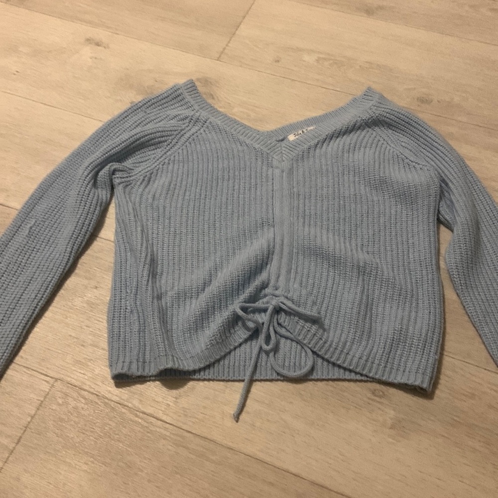 Long sleeve. V neck. Crop top. Tie front.